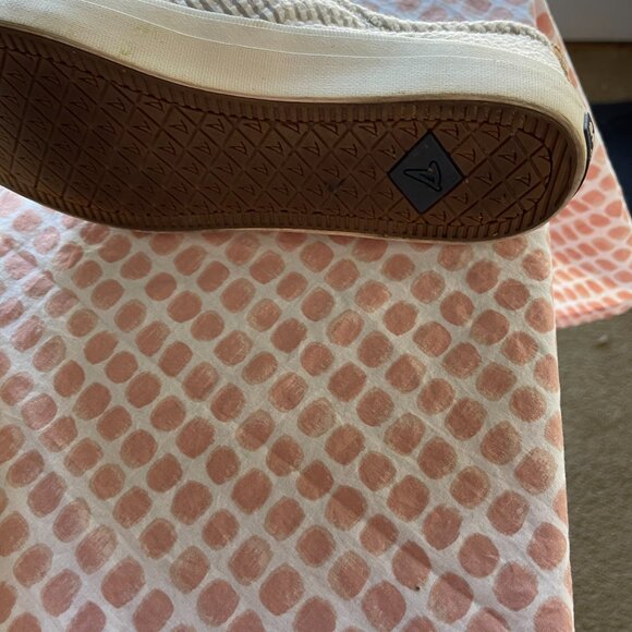 Size  8 adorable Sperrys - Picture 2 of 4